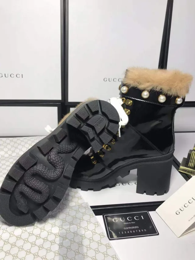 Gucci काला सफेद चमकदार पैटेंट लेदर मोती और सोने की आइलेट हार्डवेयर एंक्ल बूट 3