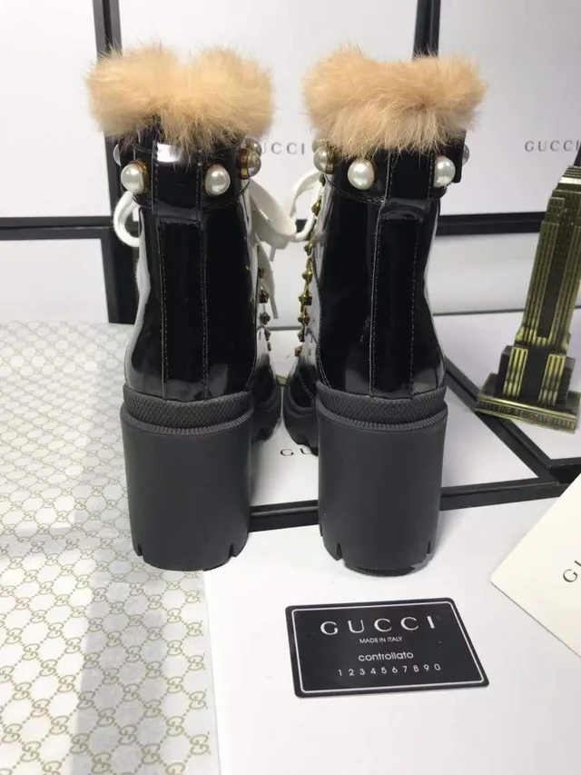 Gucci काला सफेद चमकदार पैटेंट लेदर मोती और सोने की आइलेट हार्डवेयर एंक्ल बूट 5