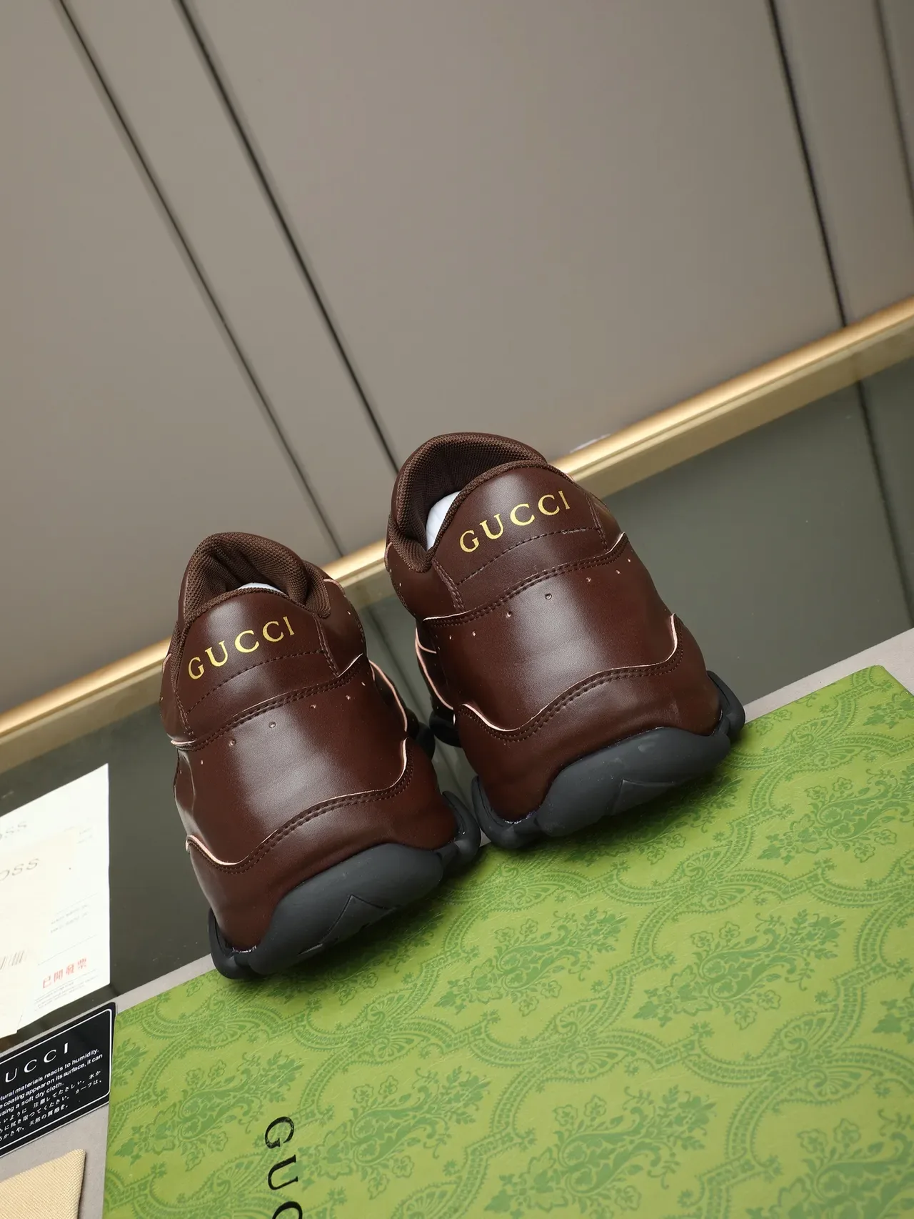 Zapatillas chunky Gucci de cuero marrón y negro y tela monograma GG con puntera perforada 3