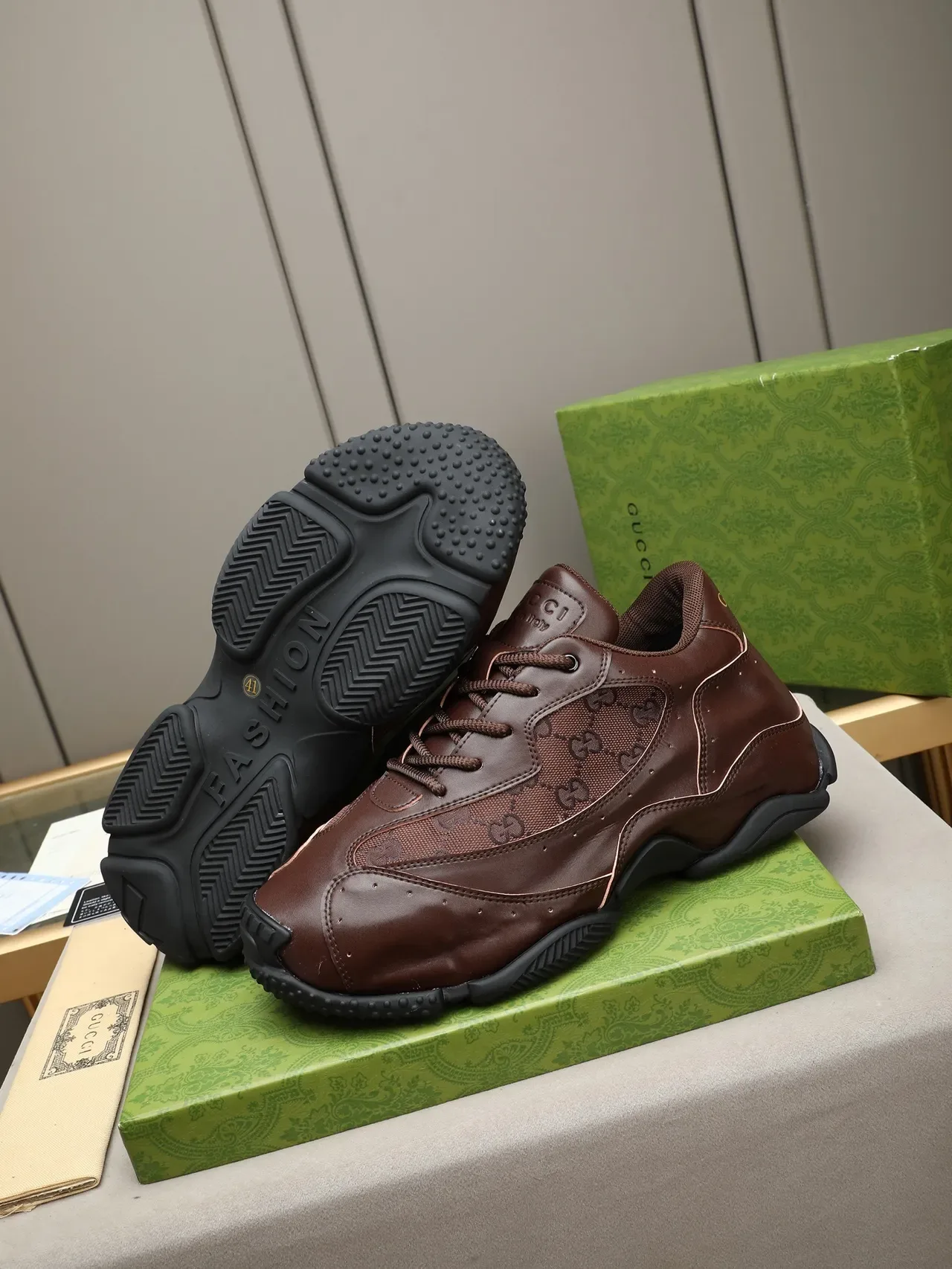 Zapatillas chunky Gucci de cuero marrón y negro y tela monograma GG con puntera perforada 4