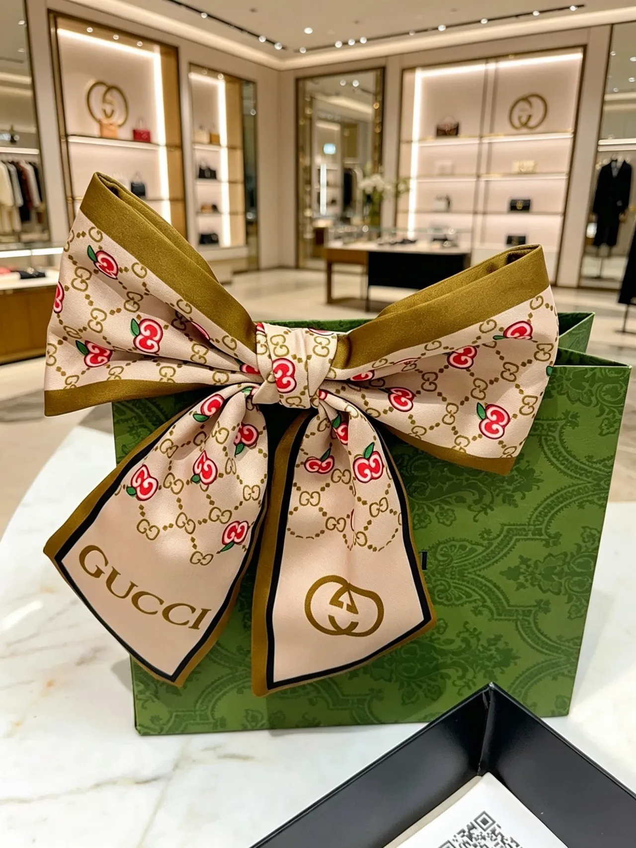 Gucci चेरी प्रिंट GG Monogram रेशम स्कार्फ 6