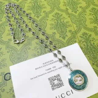 Gucci বৃত্তাকার এনামেল interlocking G পেন্ডেন্ট নেকলেস