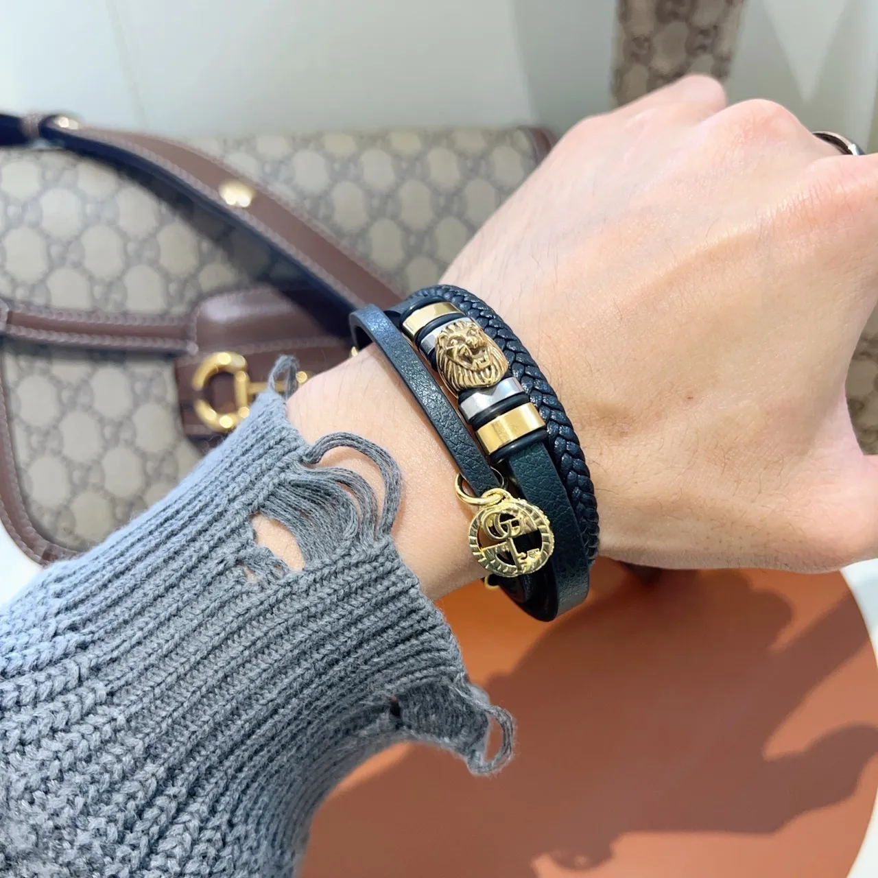 Gucci Dionysus inspirée Bracelet de charme avec tête de lion en cuir noir dorado à double enroulement 2