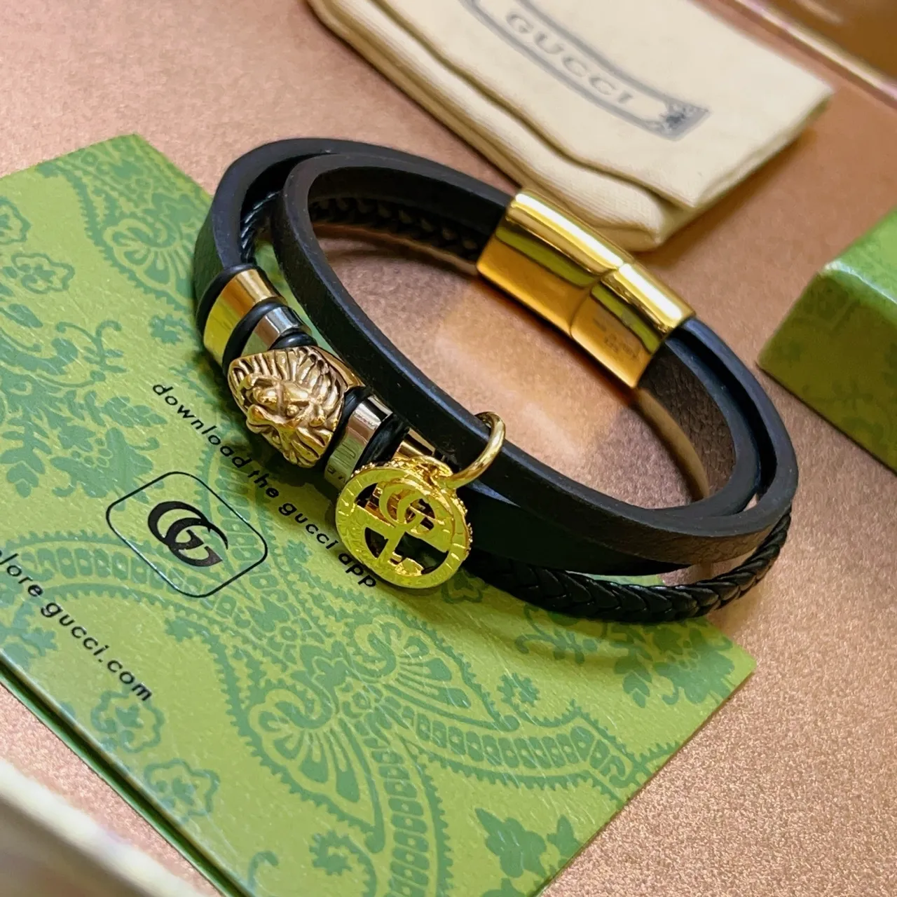 Gucci Dionysus inspirée Bracelet de charme avec tête de lion en cuir noir dorado à double enroulement 3
