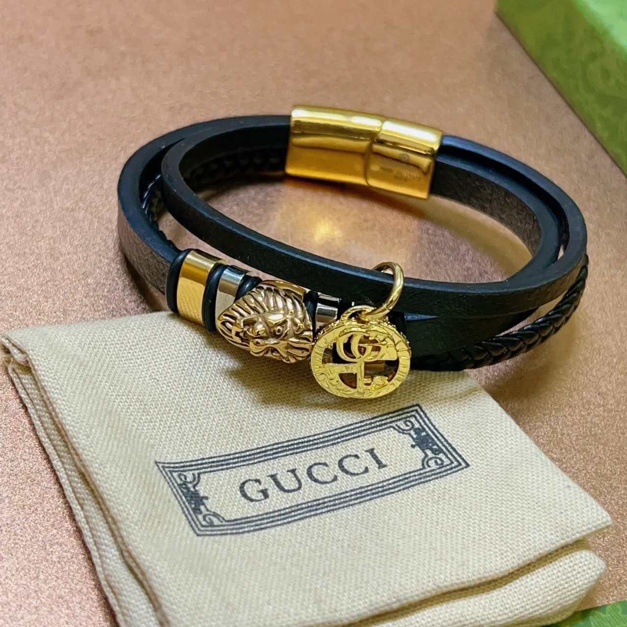 Gucci Dionysus inspirée Bracelet de charme avec tête de lion en cuir noir dorado à double enroulement 4