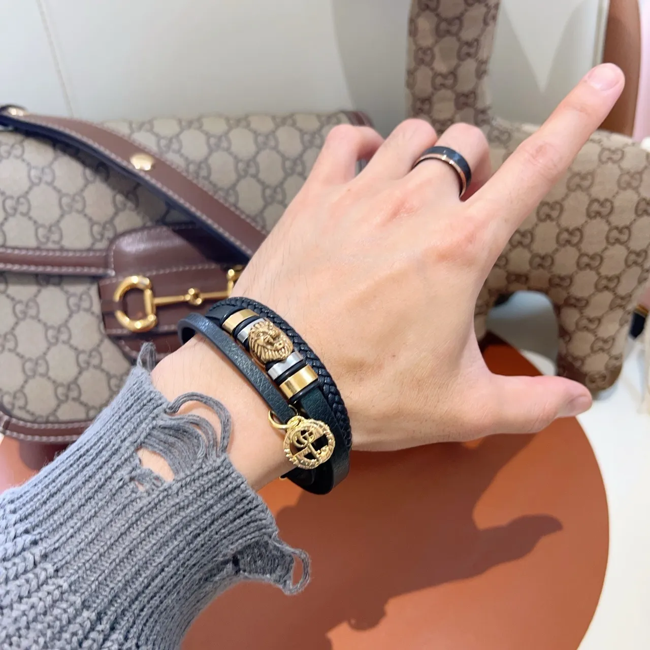 Gucci Dionysus inspirée Bracelet de charme avec tête de lion en cuir noir dorado à double enroulement 5