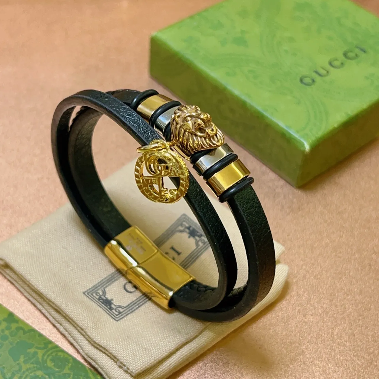 Gucci Dionysus inspirée Bracelet de charme avec tête de lion en cuir noir dorado à double enroulement 6