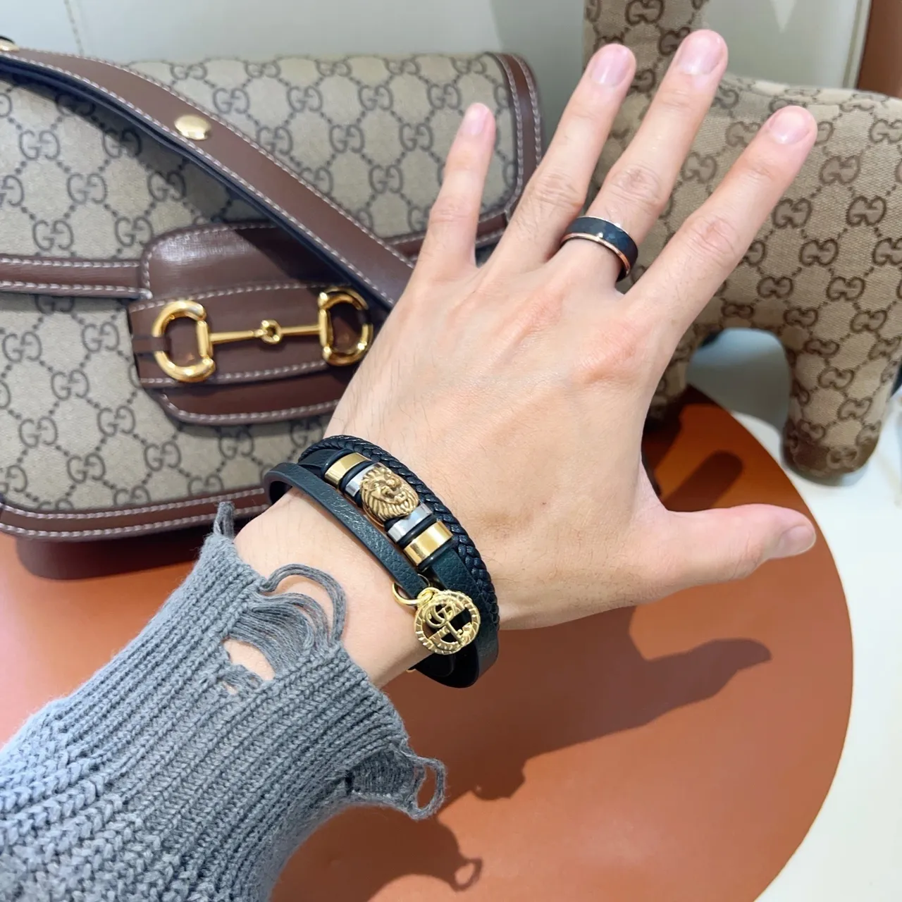 Gucci Dionysus inspirée Bracelet de charme avec tête de lion en cuir noir dorado à double enroulement 8