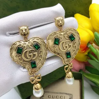 Brincos Gucci Dionysus inspirados em forma de coração dourados e verdes com cabeça de tigre