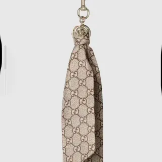 Gucci GG Marmont भूरी-भूरा Monogram सिल्क टासल पेंडेंट हैंडबैग