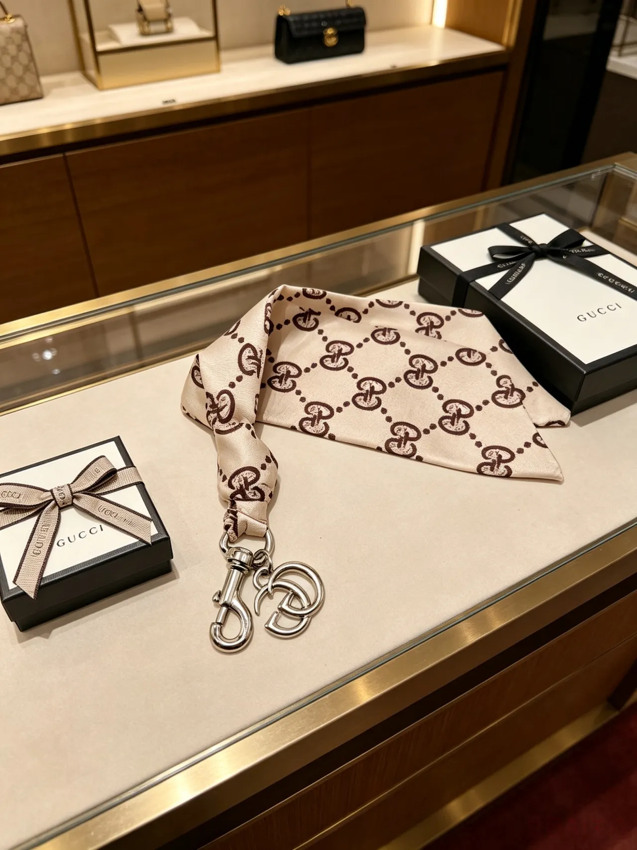 Gucci GG Marmont Beige Marron Monogram Sac à main à franges de soie et pendentif 3