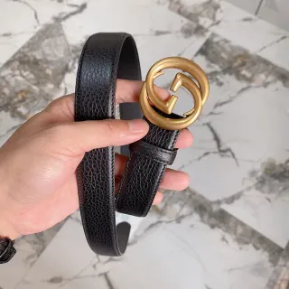 Gucci GG Marmont काला कणकदार चमड़ी का बेल्ट
