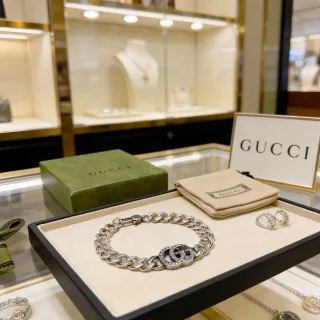سوار Gucci GG Marmont سلاسل كيرب مزين بالكريستال
