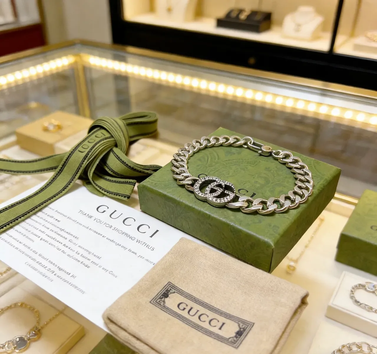سوار Gucci GG Marmont سلاسل كيرب مزين بالكريستال 9