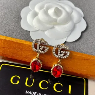 Gucci GG Marmont লাল জেমস্টোন ক্রিস্টাল-এনক্রাস্টেড ঝুলন্ত কানের দুল