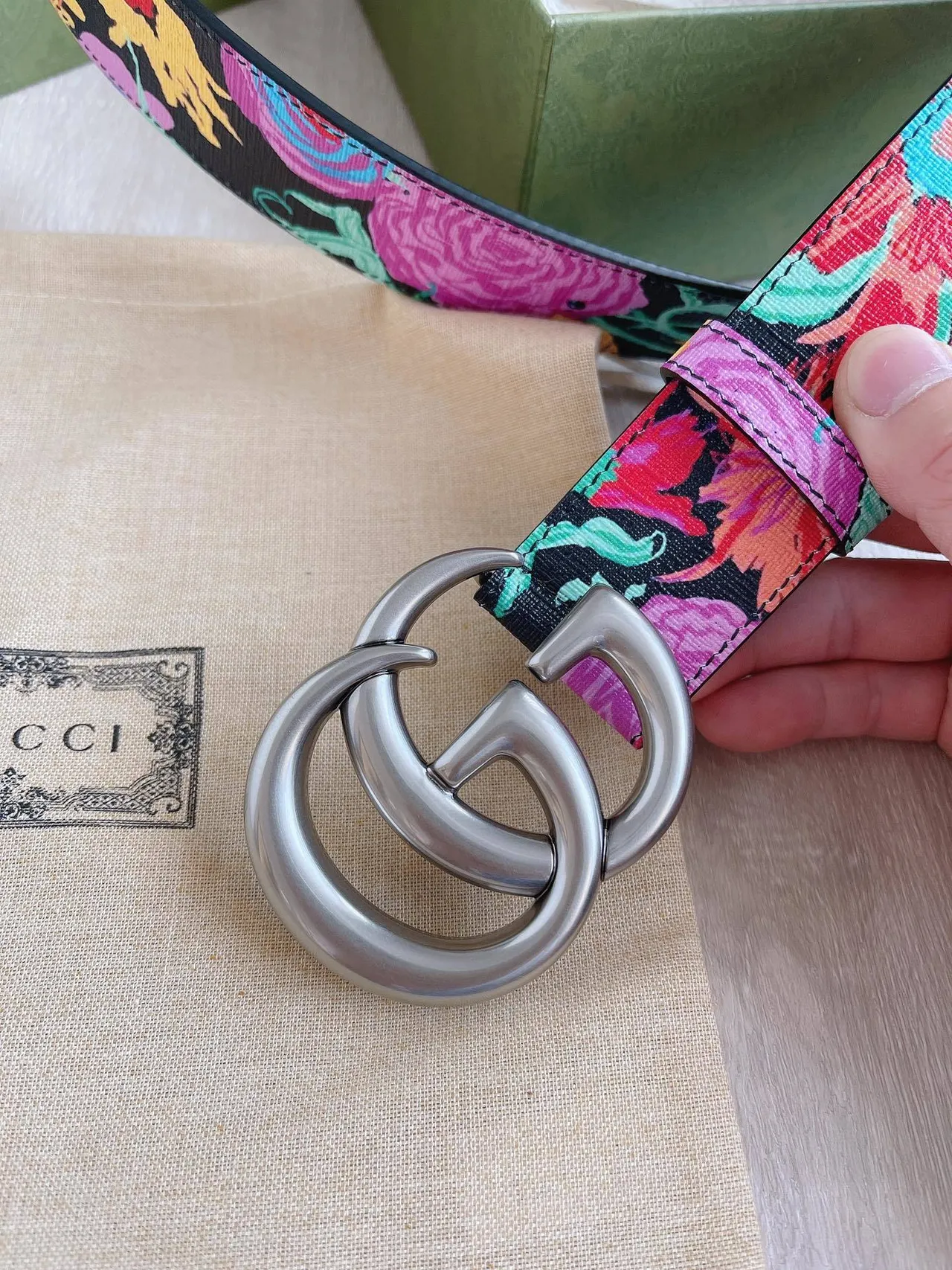 Gucci GG Marmont फ्लोरल-प्रिंट काली चमड़ी की बेल्ट 3