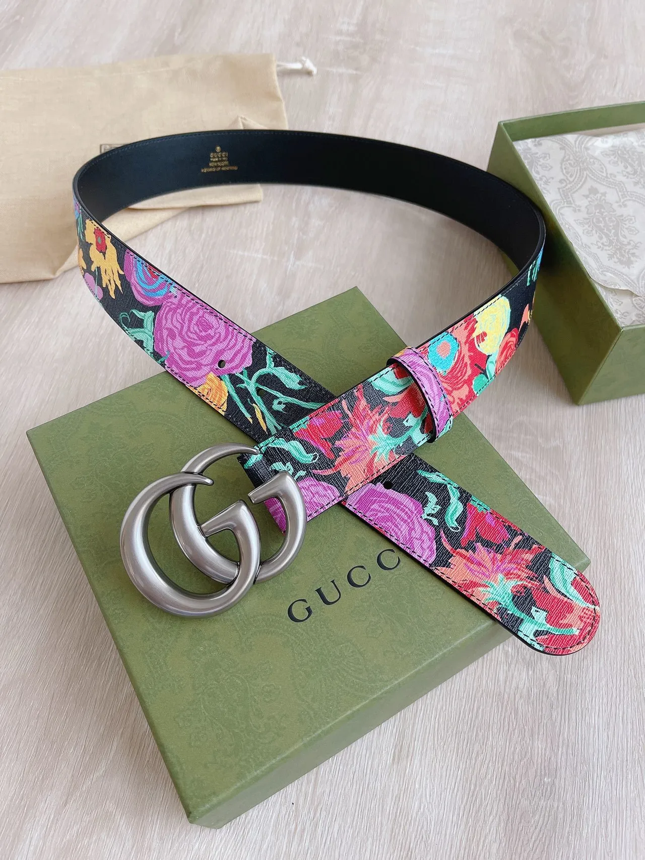 Gucci GG Marmont फ्लोरल-प्रिंट काली चमड़ी की बेल्ट 9