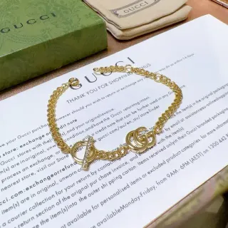 سوارة Gucci GG Marmont سلسلة كيرب ذهبية فضية مع لوجو Double G متشابك