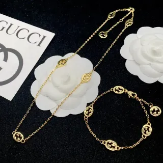 سوارة Gucci GG Marmont سلسلة ذهبية بيضاء مع charms G متشابكة