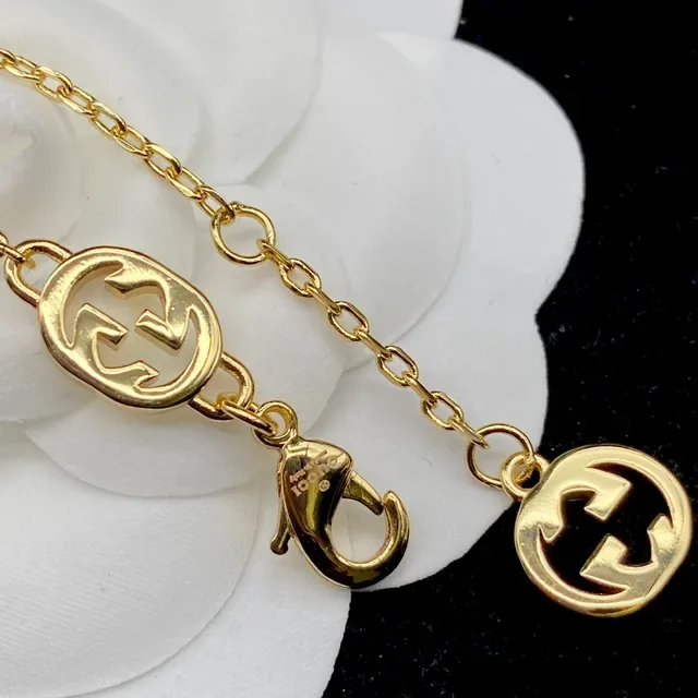 Pulsera Gucci GG Marmont Cadena dorada blanca con charms G interconectados 2