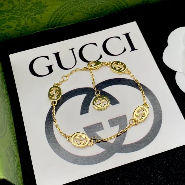 Pulsera Gucci GG Marmont Cadena dorada blanca con charms G interconectados 3