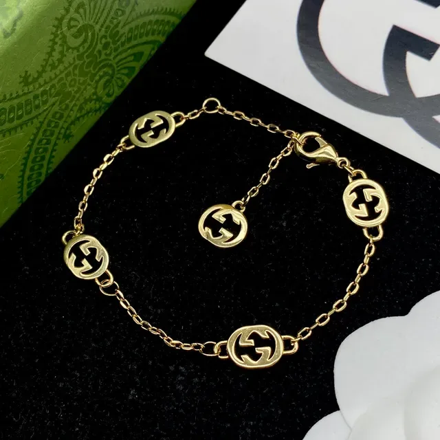 Pulsera Gucci GG Marmont Cadena dorada blanca con charms G interconectados 4