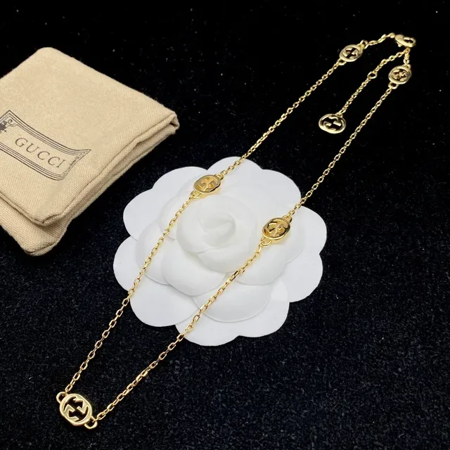 Pulsera Gucci GG Marmont Cadena dorada blanca con charms G interconectados 5