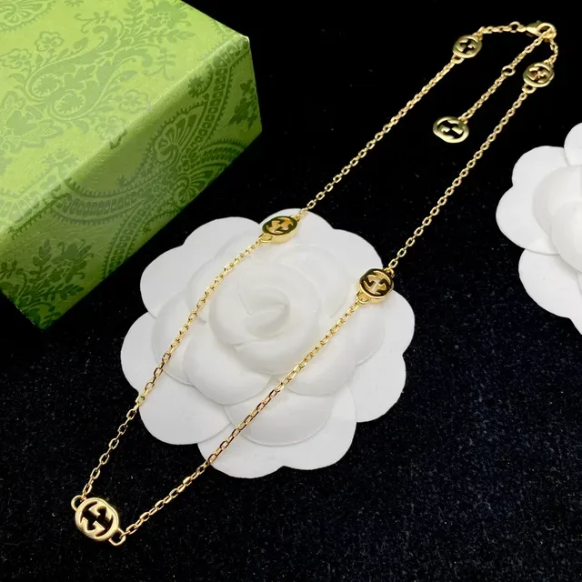 Pulsera Gucci GG Marmont Cadena dorada blanca con charms G interconectados 6