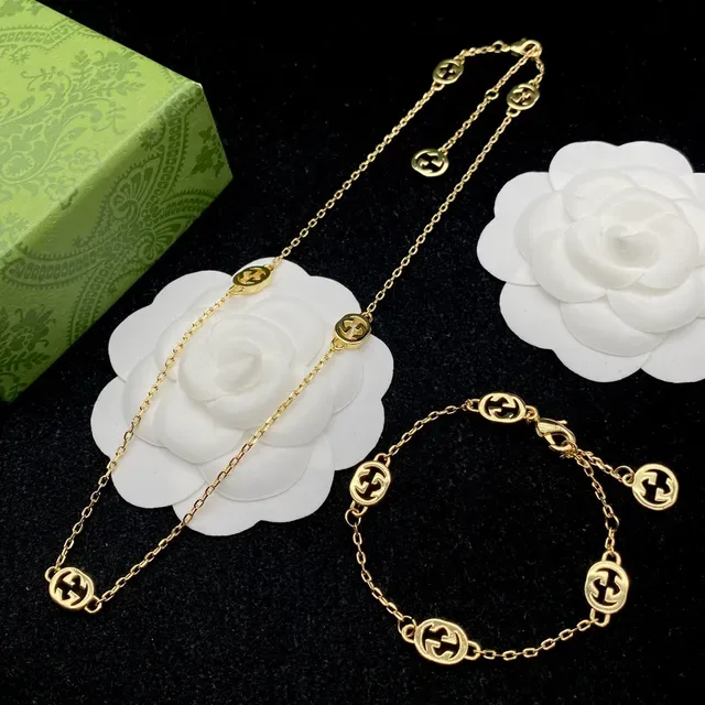 Pulsera Gucci GG Marmont Cadena dorada blanca con charms G interconectados 7