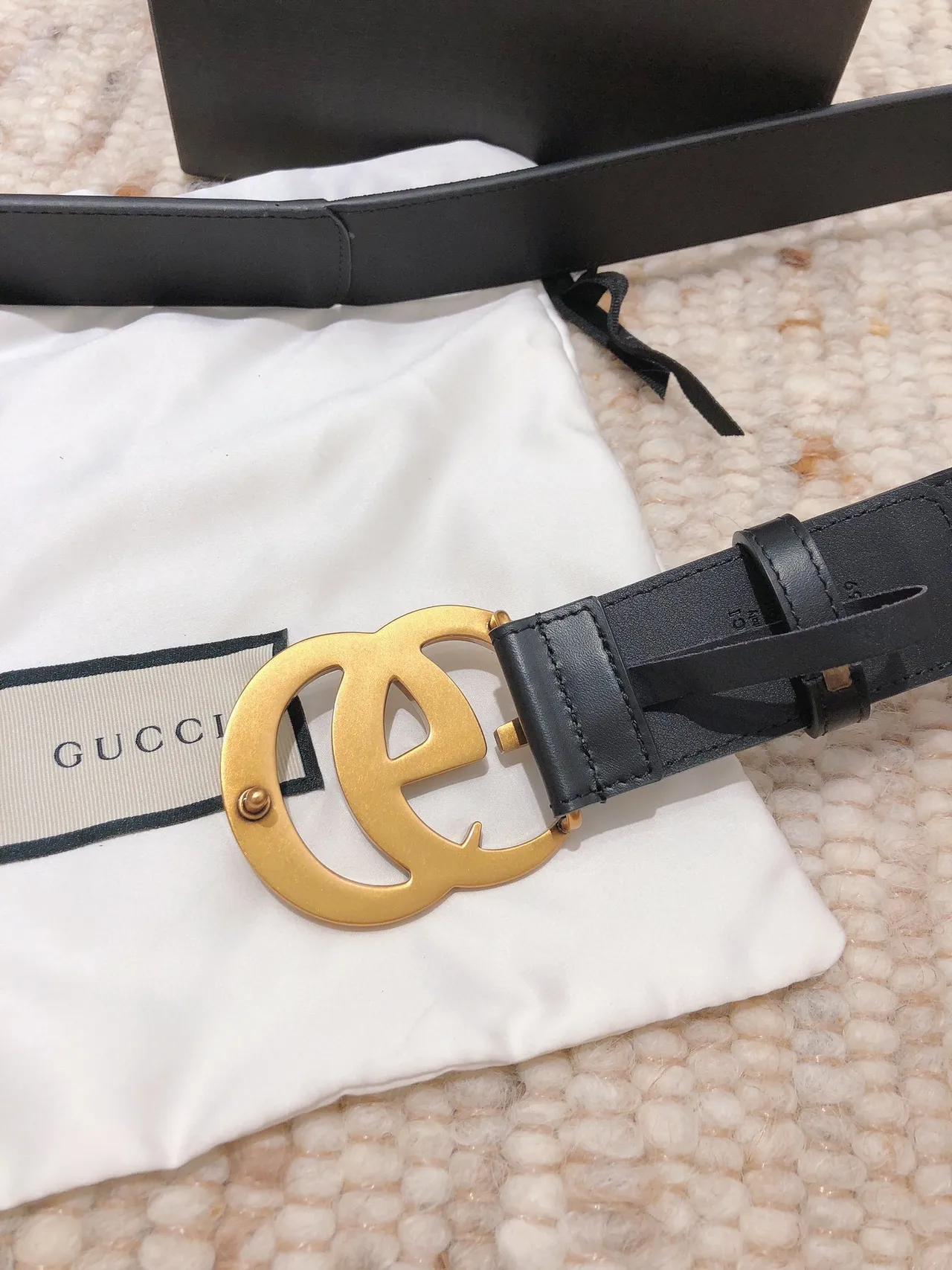 Gucci GG Marmont Interlocking G Buckle Cinto de couro bege e preto 2