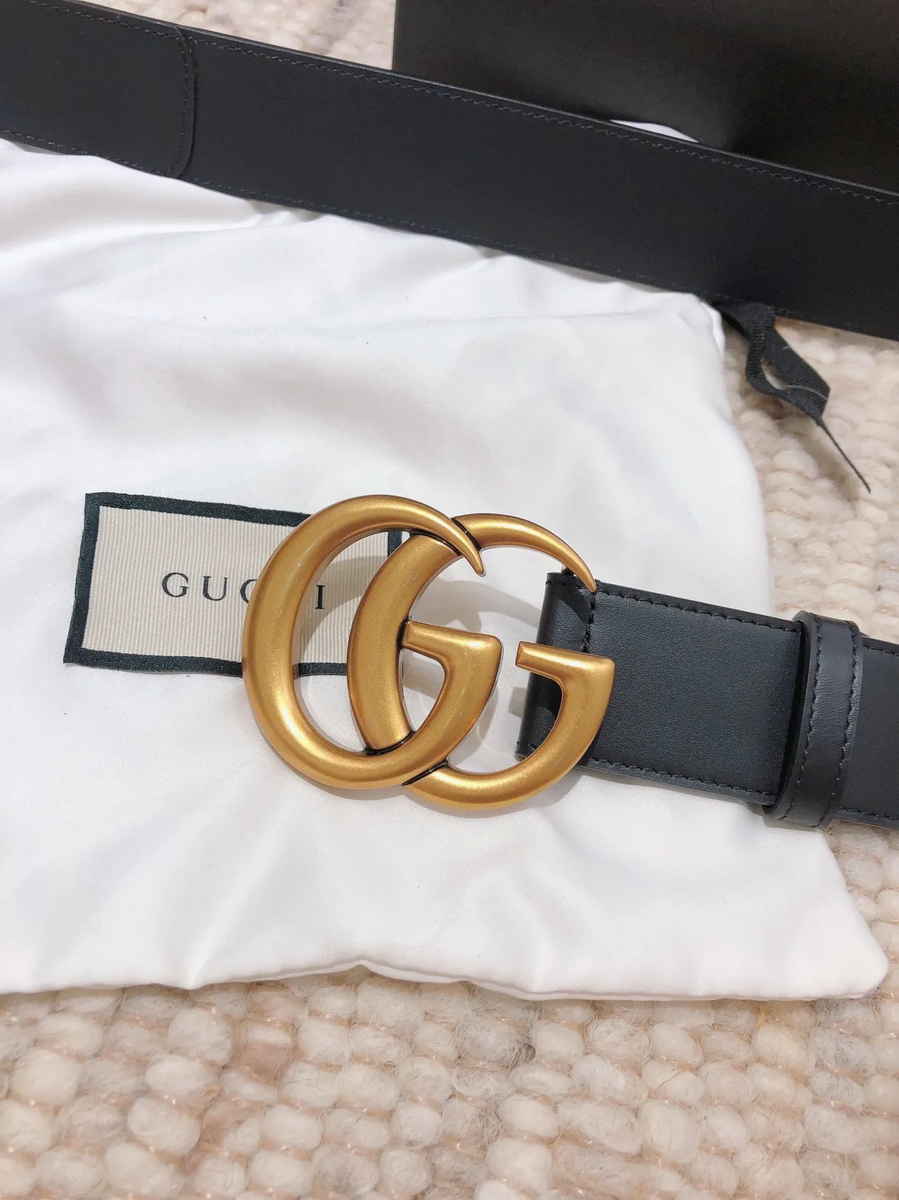 Gucci GG Marmont Interlocking G Buckle Cinto de couro bege e preto 4