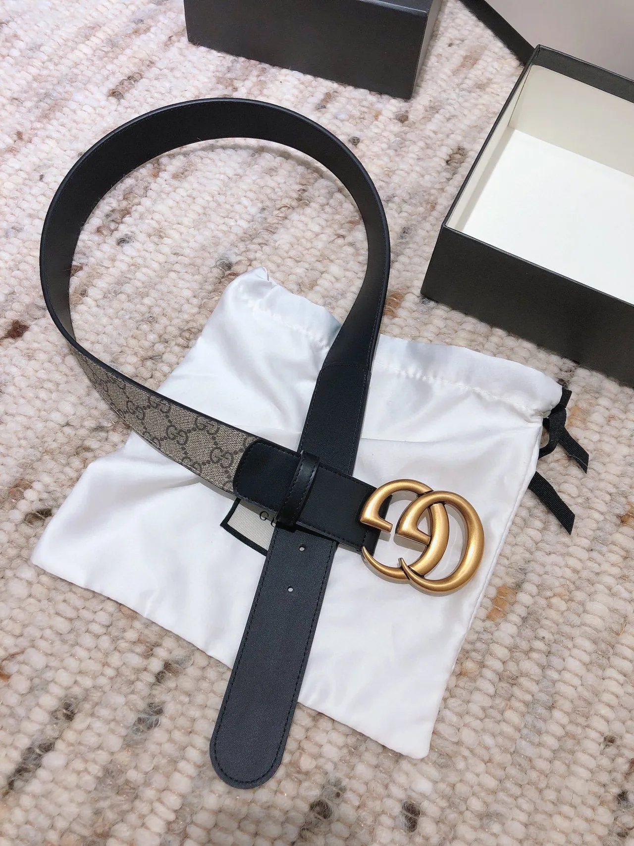 Gucci GG Marmont Interlocking G Buckle Cinto de couro bege e preto 5