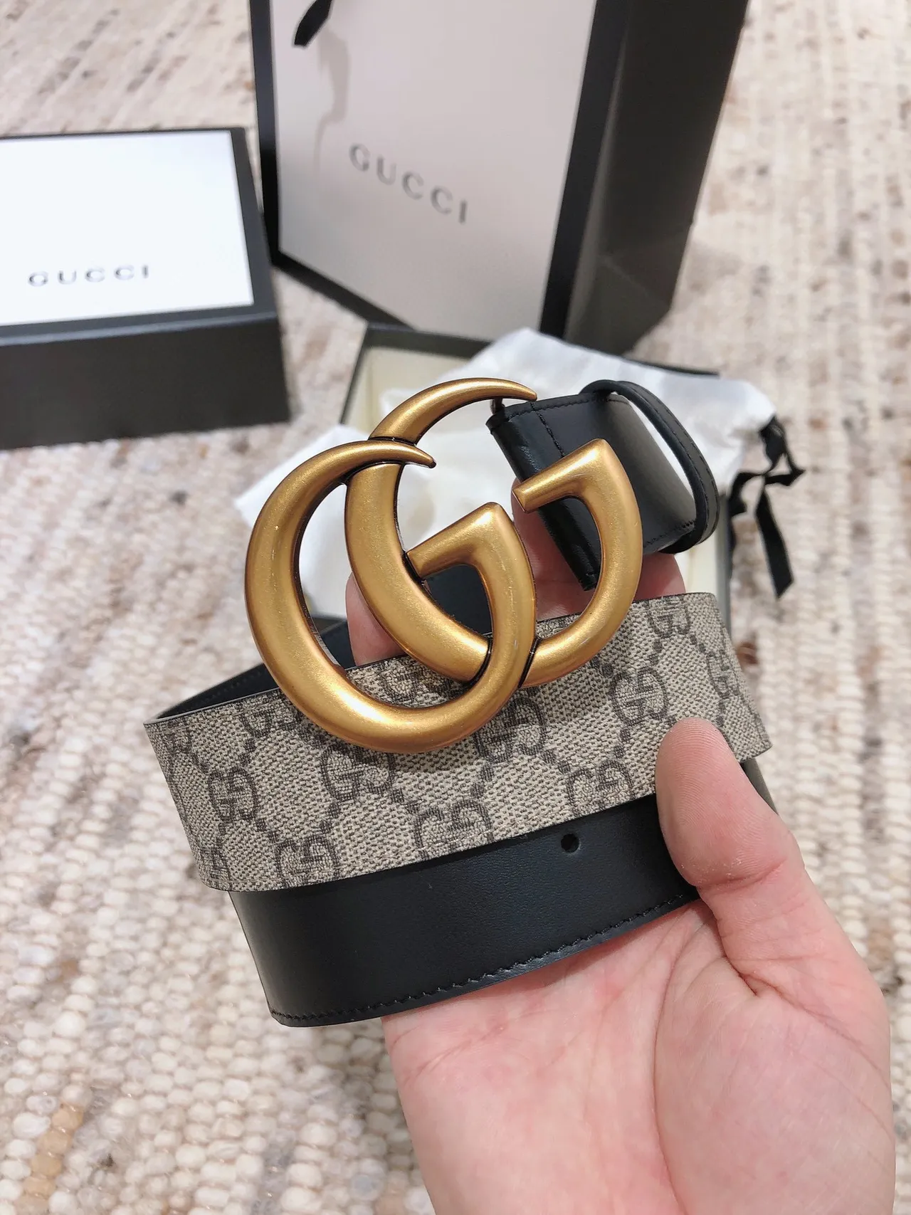Gucci GG Marmont Interlocking G Buckle Cinto de couro bege e preto 8