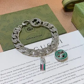 سوار Gucci GG Marmont سلاسل كيرب فضية مع تعليقات أوراق خضراء منحوتة متشابكة