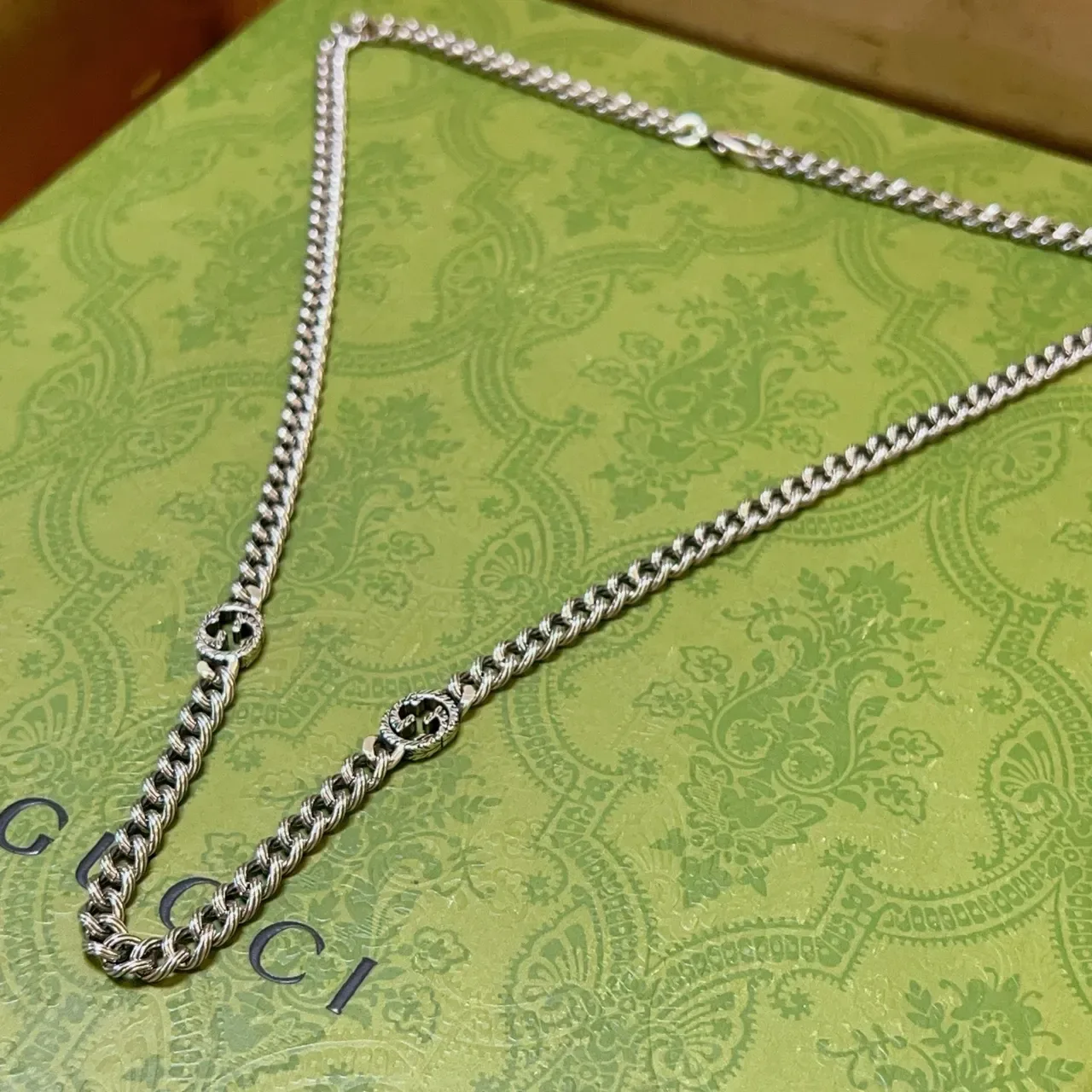 Collier Gucci GG Marmont Chaîne Twisted Curb-Link Chain Interlocking G Logo Charms Argent Vert 3