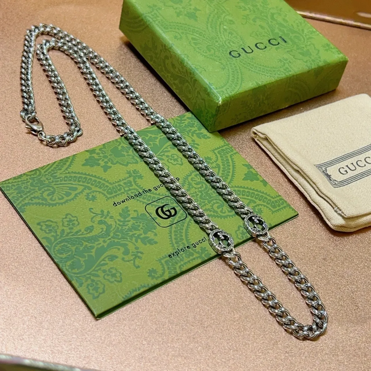 Collier Gucci GG Marmont Chaîne Twisted Curb-Link Chain Interlocking G Logo Charms Argent Vert 4