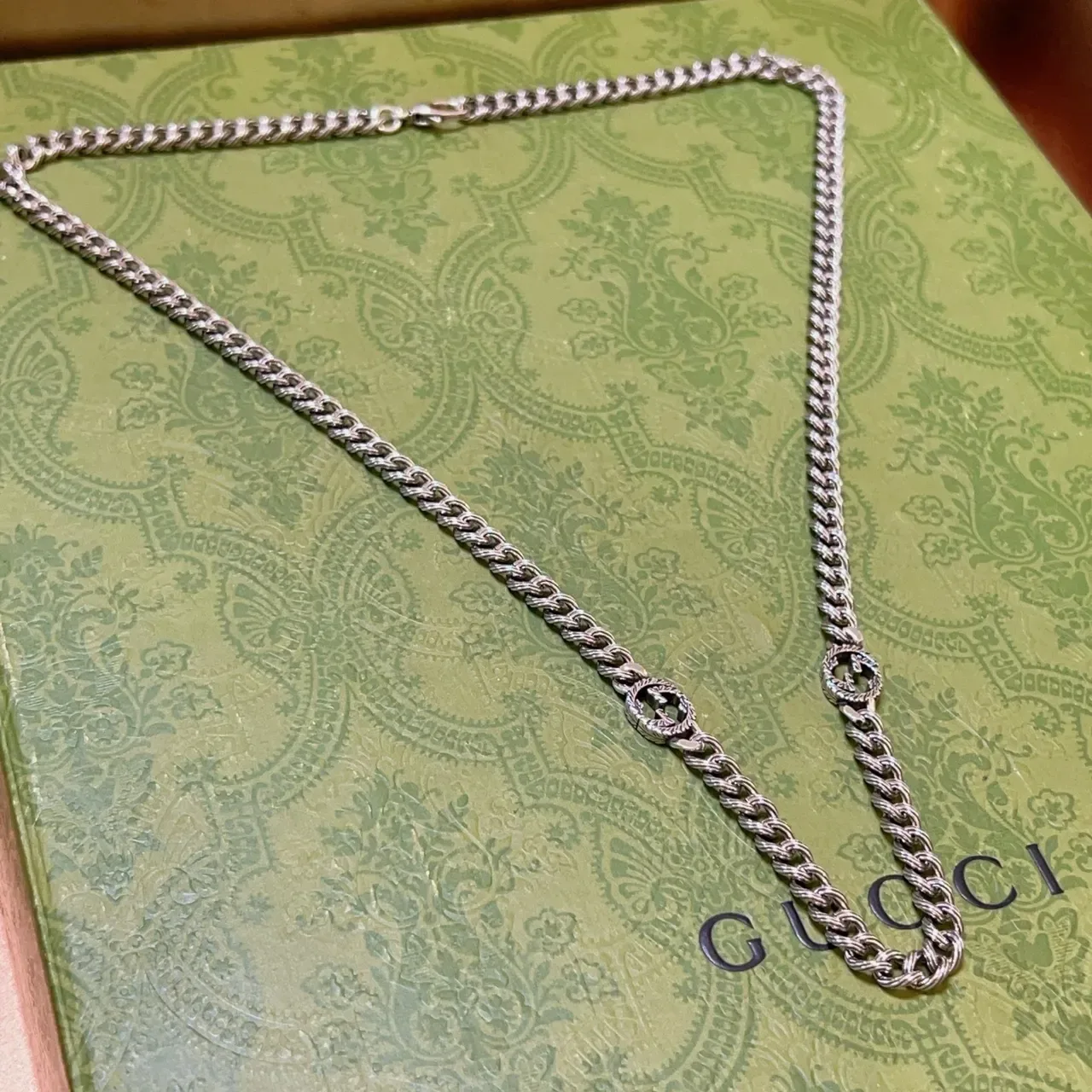 Collier Gucci GG Marmont Chaîne Twisted Curb-Link Chain Interlocking G Logo Charms Argent Vert 9