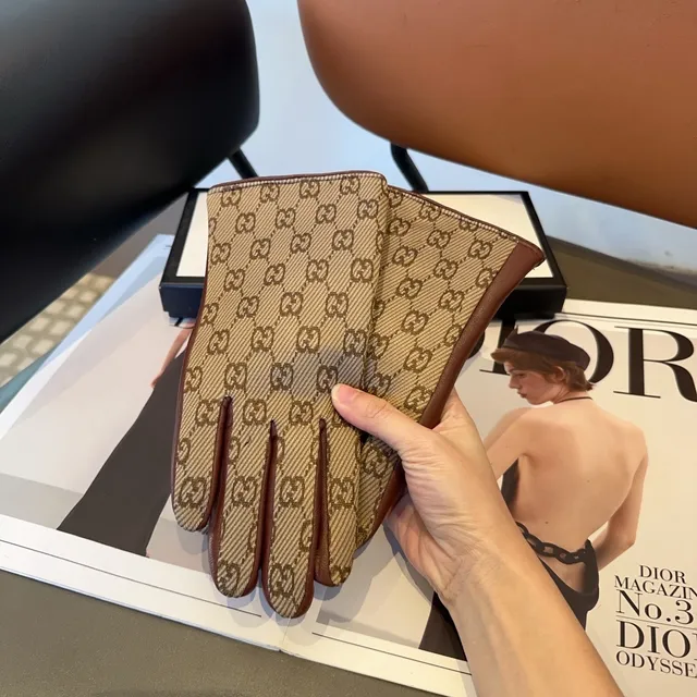Gucci GG Monogram قفازات جلدية بيج و بني 2
