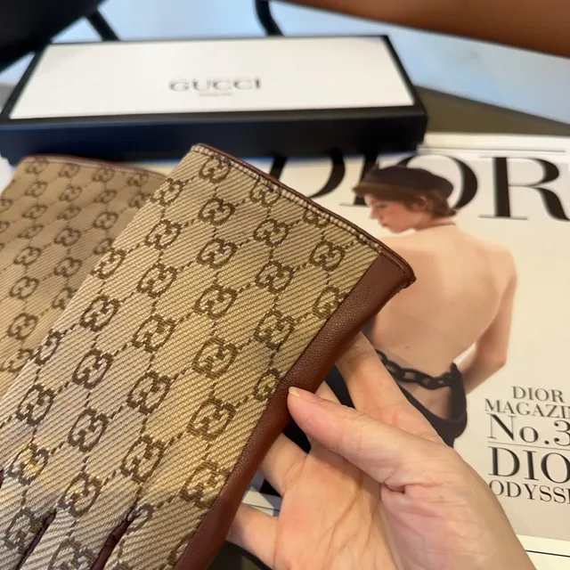 Gucci GG Monogram قفازات جلدية بيج و بني 3