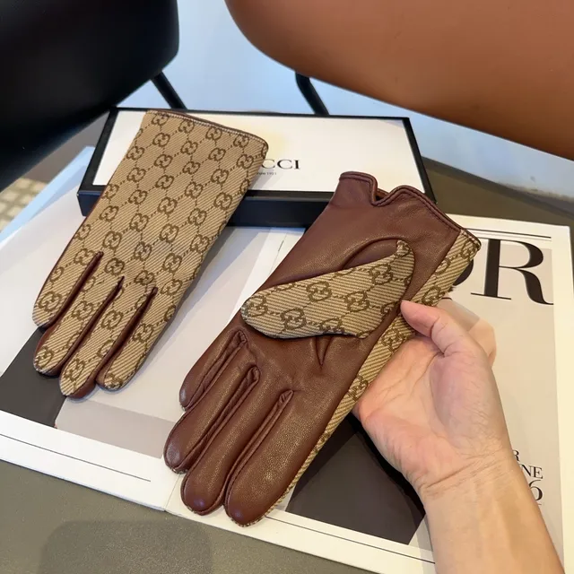 Gucci GG Monogram قفازات جلدية بيج و بني 4