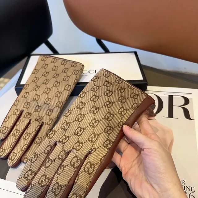 Gucci GG Monogram قفازات جلدية بيج و بني 5