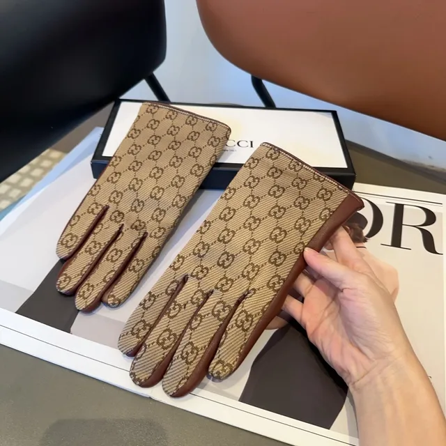 Gucci GG Monogram قفازات جلدية بيج و بني 6