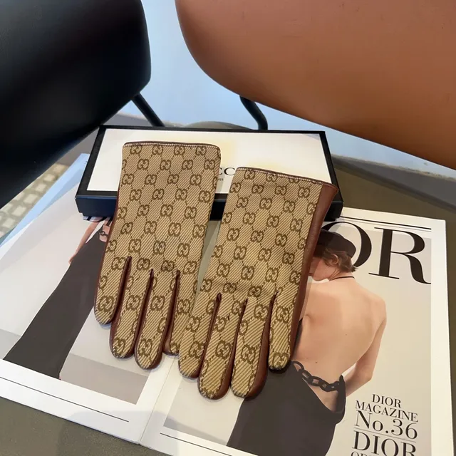 Gucci GG Monogram قفازات جلدية بيج و بني 7