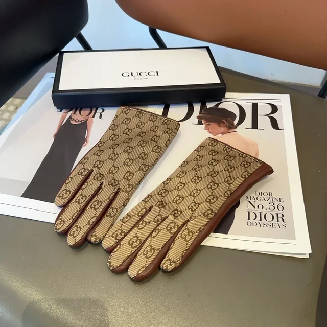 Gucci GG Monogram قفازات جلدية بيج و بني 8