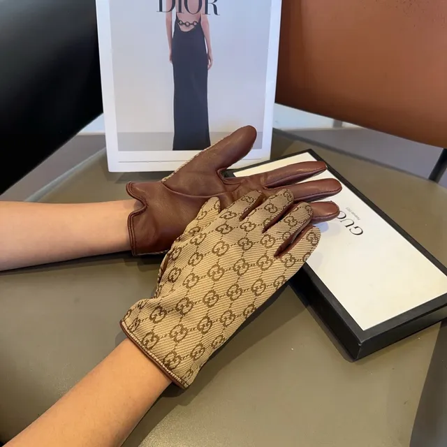 Gucci GG Monogram قفازات جلدية بيج و بني 9