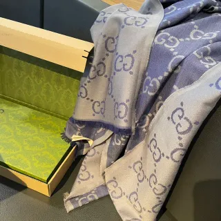 Cachecol Gucci GG Monogram Cinza Claro e Roxo de caxemira