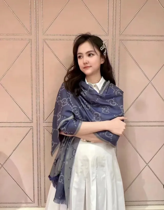 Écharpe Gucci GG Monogram Gris Clair et Violet en Cachemire 2