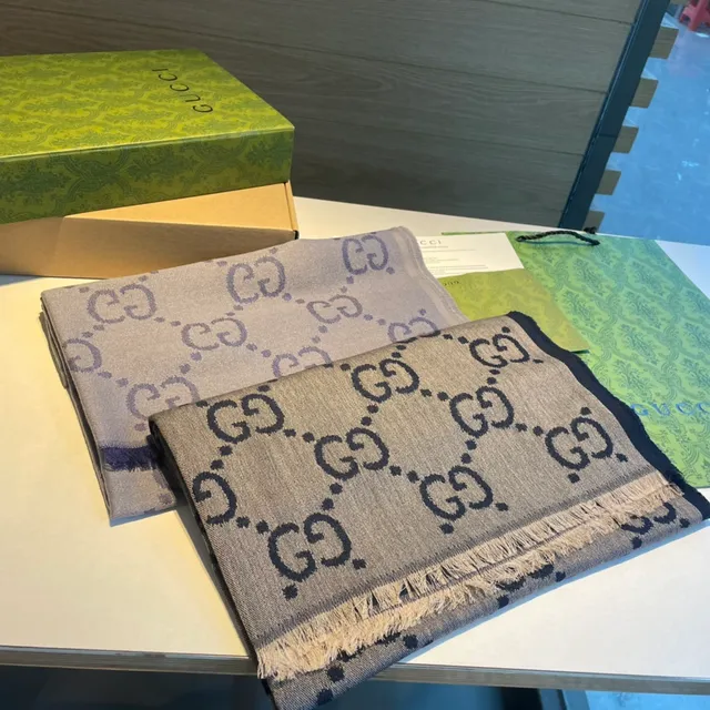 Écharpe Gucci GG Monogram Gris Clair et Violet en Cachemire 3