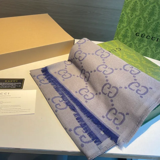 Écharpe Gucci GG Monogram Gris Clair et Violet en Cachemire 4