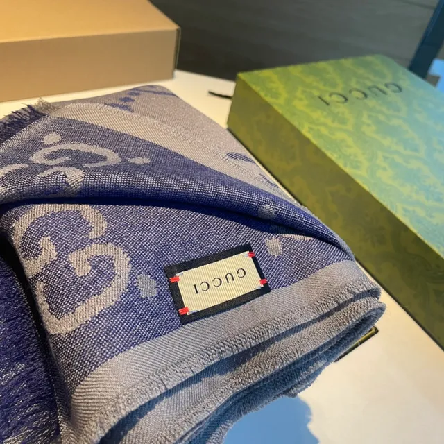 Écharpe Gucci GG Monogram Gris Clair et Violet en Cachemire 5